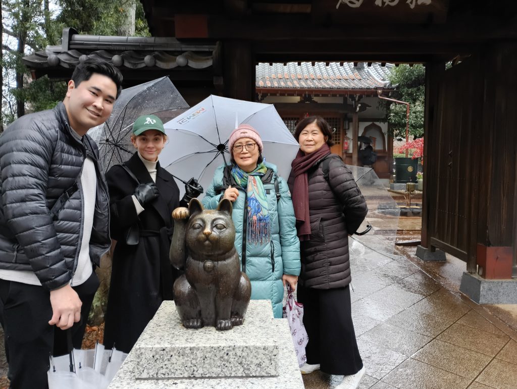 Tokyo in Half a Day: 2 MEIJI JINGU SHRINE & 3 GOTOKU-JI