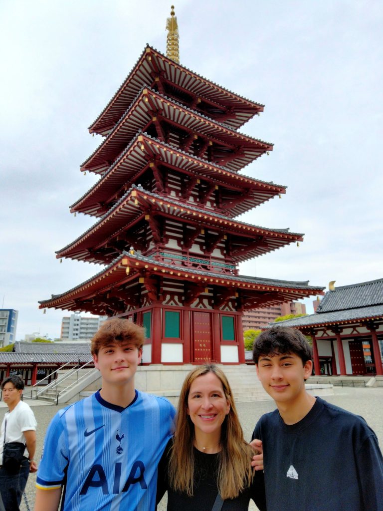 Osaka in Half a Day: Doguyasuji / Kuromon Market & Shitennoji Temple