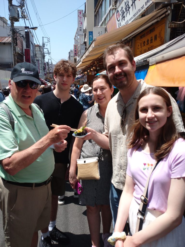 Tokyo in One Day: 1 TSUKIJI Outer Market & See off at Shinjuku