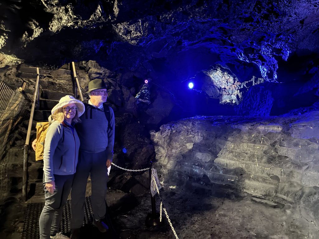 Yamanashi: Fugaku Wind Cave by bus.　