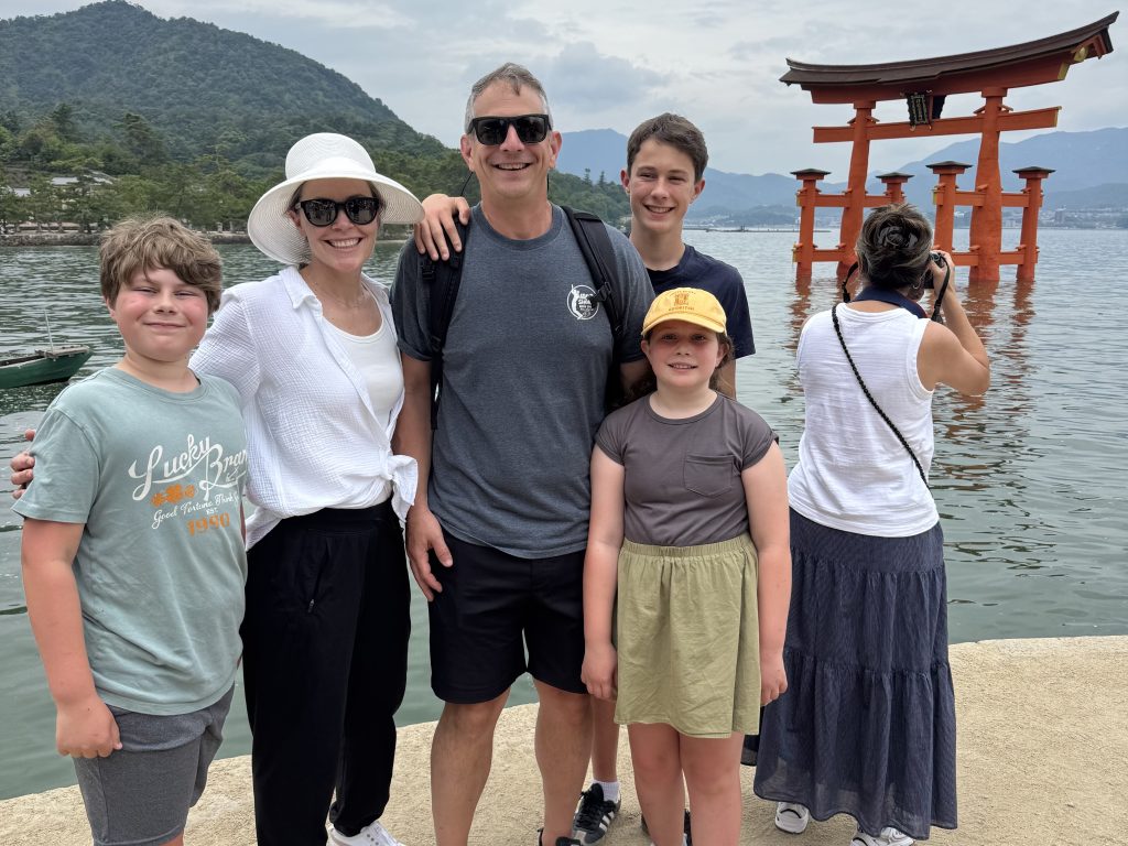 Hiroshima in Half a Day: Entered Itsukushima Shrine