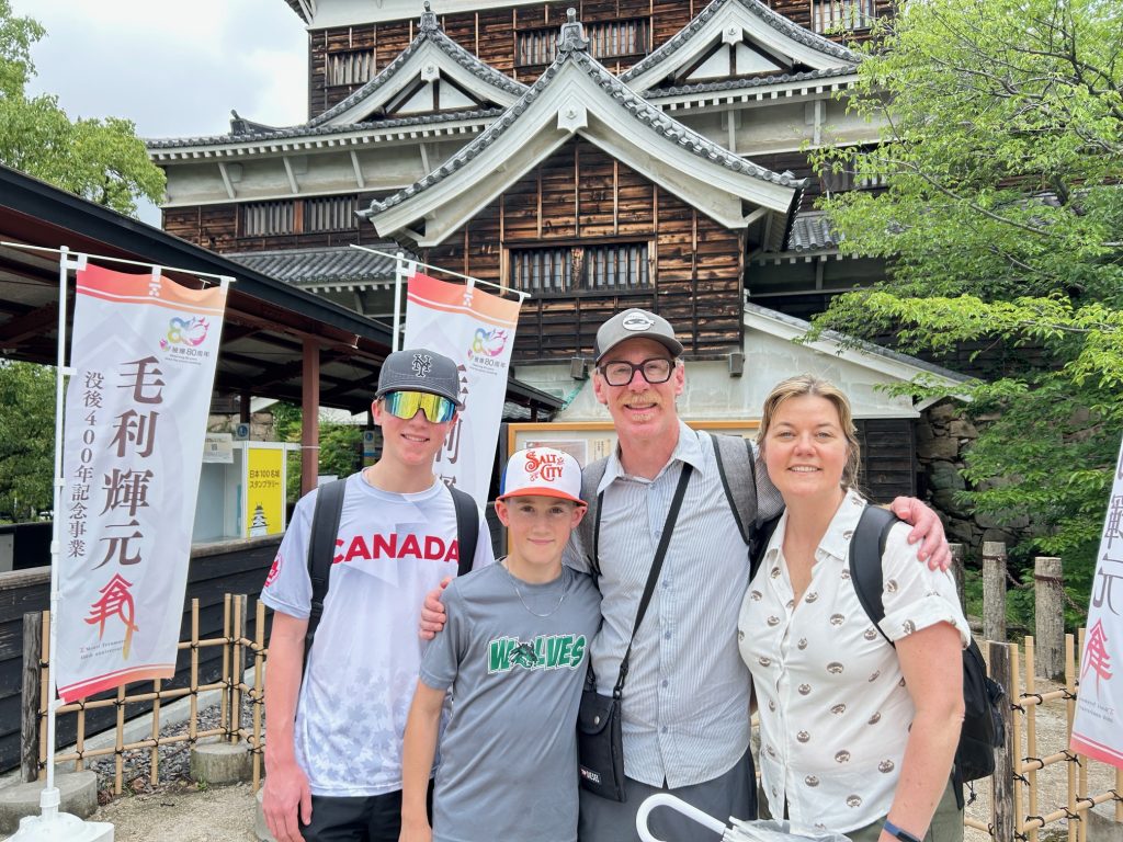 Hiroshima: Travel to Hiroshima Castle & Travel to restaurant