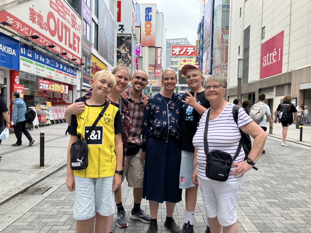 Tokyo: Radio Kaikan & Shibuya Crossing